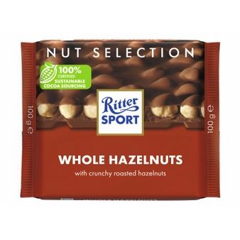 لوح شوكولاتة بالحليب من ريتر سبورت مع مجموعة من المكسرات، يحتوي على البندق المحمص الكامل.
